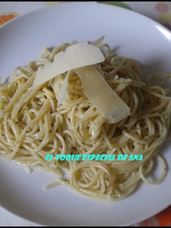 Una foto de Espaguetis con salsa de pesto con mi toque especial