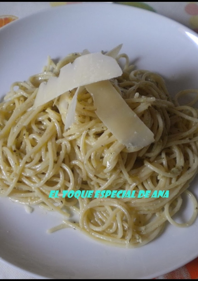 Una foto de Espaguetis con salsa de pesto con mi toque especial