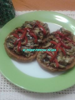 Una foto de Tostadas con revuelto de champiñones con jamón