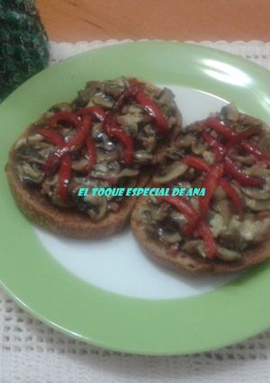 Una foto de Tostadas con revuelto de champiñones con jamón