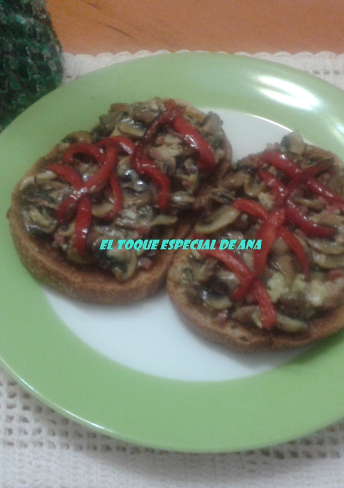 Una foto de Tostadas con revuelto de champiñones con jamón