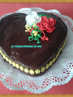 Una foto de Tarta corazón rellena de filipinos con chocolate negro