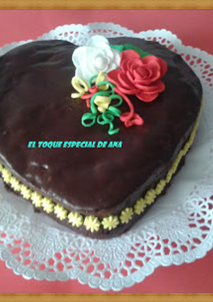 Una foto de Tarta corazón rellena de filipinos con chocolate negro