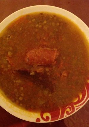 Una foto de Lentejas pardinas con chorizo y jamón ibérico