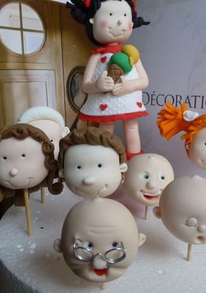 Una foto de Muñeca de fondant para tartas - la cabeza
