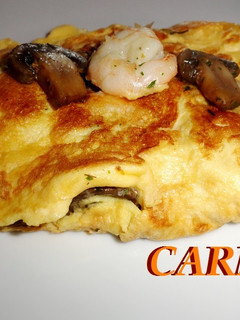 Una foto de Tortilla de langostinos y champiñones