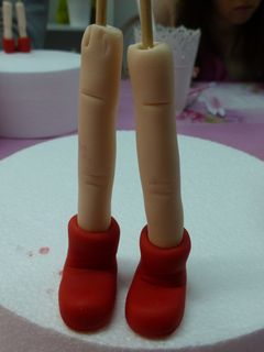 Una foto de Muñeca de fondant, las piernas y botas
