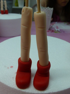 Una foto de Muñeca de fondant, las piernas y botas