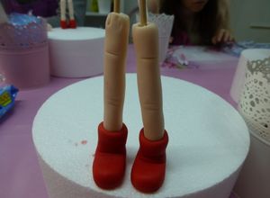 Una foto de Muñeca de fondant, las piernas y botas