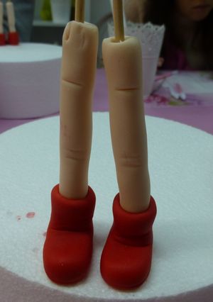 Una foto de Muñeca de fondant, las piernas y botas