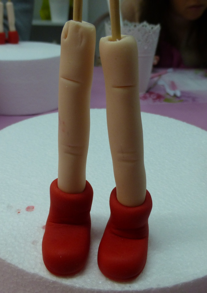Una foto de Muñeca de fondant, las piernas y botas