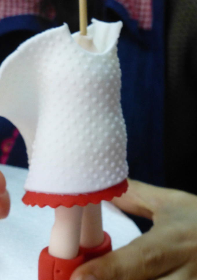Una foto de Muñeca de fondant - tronco y vestido