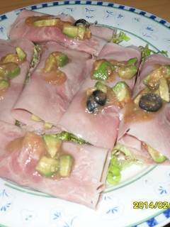 Una foto de Jamón relleno de aguacate