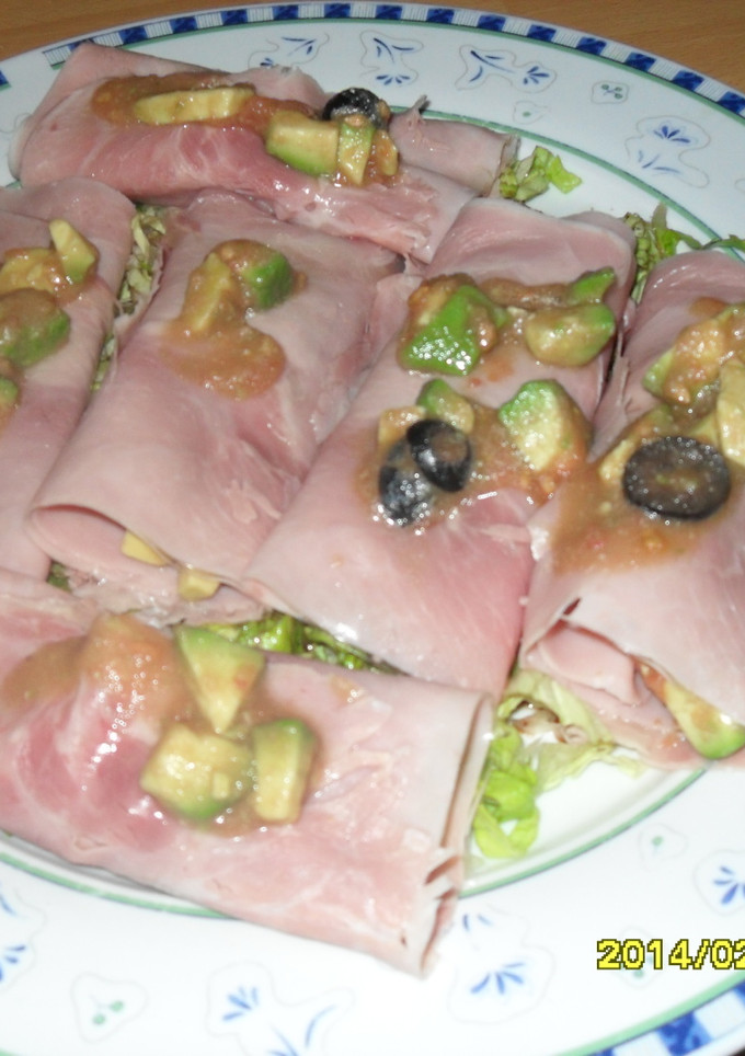 Una foto de Jamón relleno de aguacate