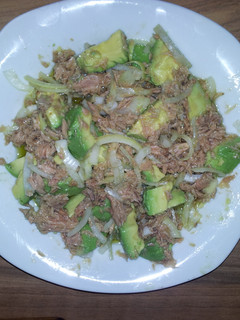 Una foto de Atún con aguacate y cebolla