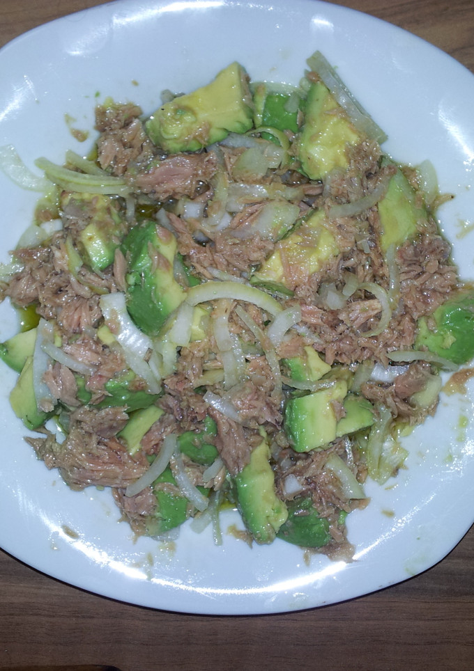 Una foto de Atún con aguacate y cebolla