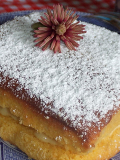 Una foto de Pastel de melocotón con crema de vainilla