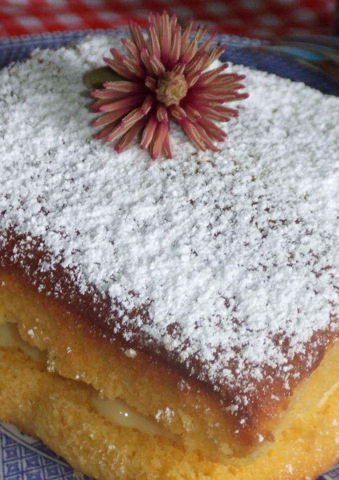 Una foto de Pastel de melocotón con crema de vainilla