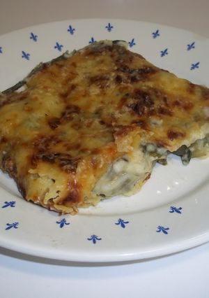 Una foto de Tarta gratinada de acelgas, calabacín, bacalao y bechamel