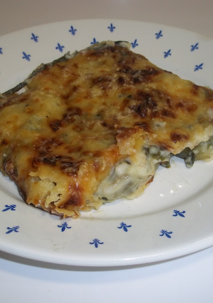 Una foto de Tarta gratinada de acelgas, calabacín, bacalao y bechamel