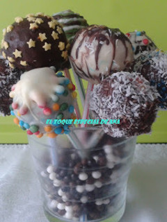 Una foto de Cake pops de chocolate blanco y negro