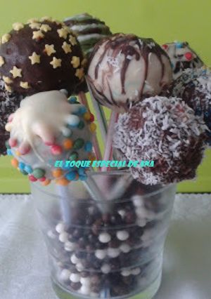 Una foto de Cake pops de chocolate blanco y negro