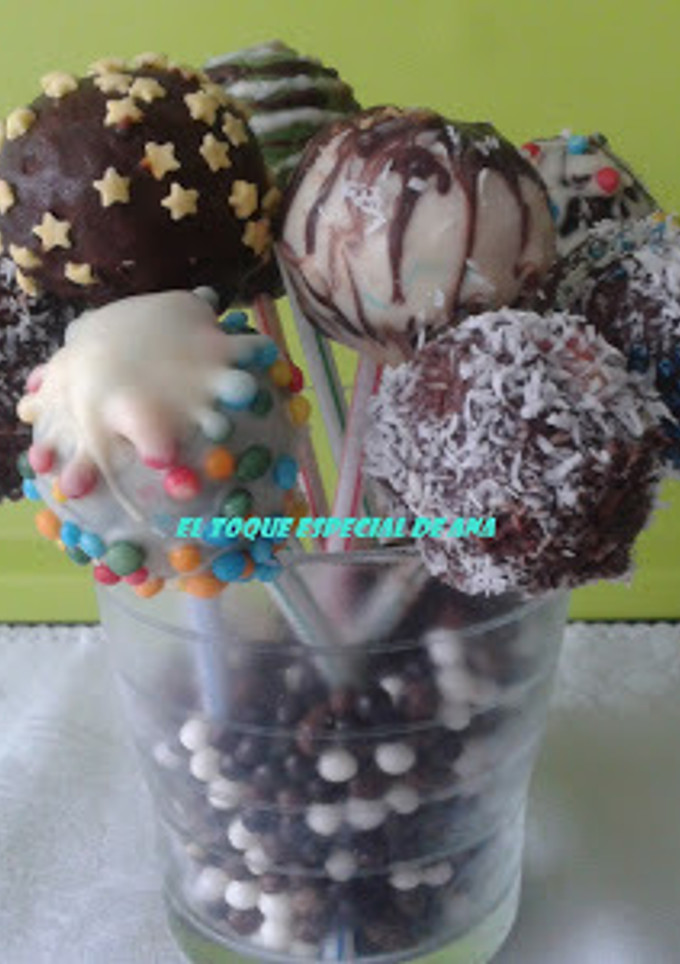 Una foto de Cake pops de chocolate blanco y negro