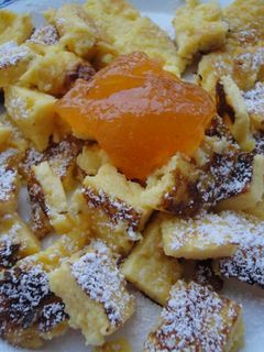 Una foto de Kaiserschmarren o Tortilla imperial desmenuzada