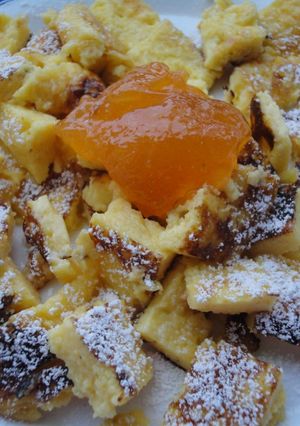 Una foto de Kaiserschmarren o Tortilla imperial desmenuzada