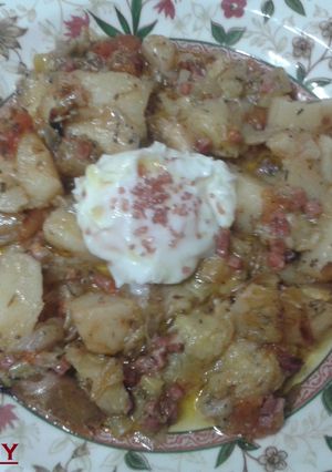 Una foto de Verduras al horno y huevos escalfados con sal de Hawái