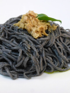 Una foto de Tagliatelle de tinta de sepia