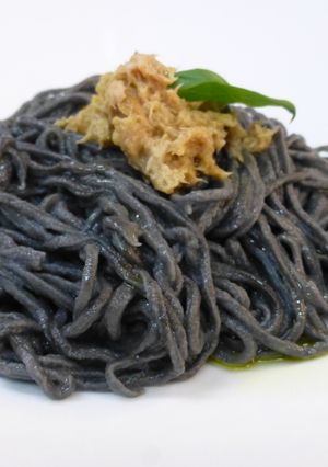Una foto de Tagliatelle de tinta de sepia