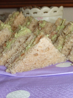 Una foto de Sándwiches de salmón y aguacate para la hora del té