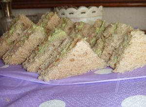 Foto principal de Sándwiches de salmón y aguacate para la hora del té