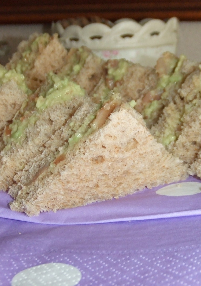 Una foto de Sándwiches de salmón y aguacate para la hora del té