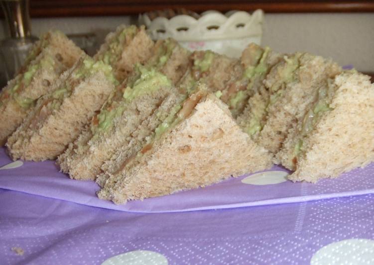 Sándwiches de salmón y aguacate para la hora del té