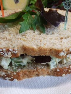 Una foto de Bocadillo de pollo frío con aguacate