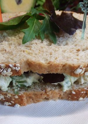 Una foto de Bocadillo de pollo frío con aguacate