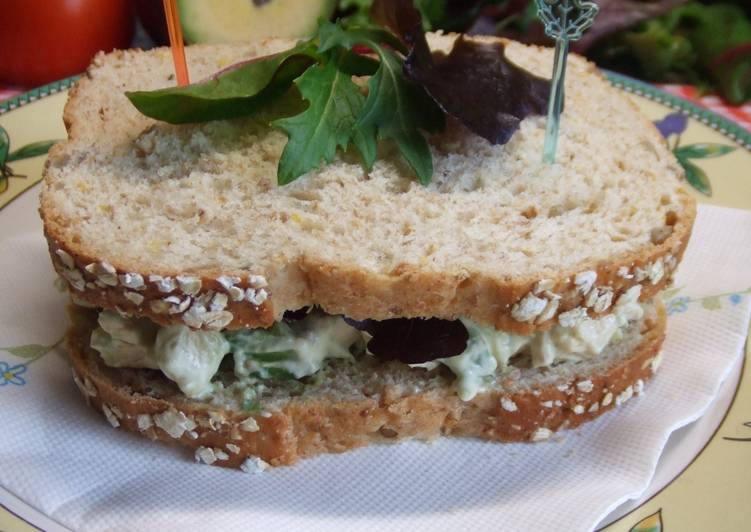 Bocadillo de pollo frío con aguacate