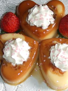 Una foto de Corazones de flan y bizcochos