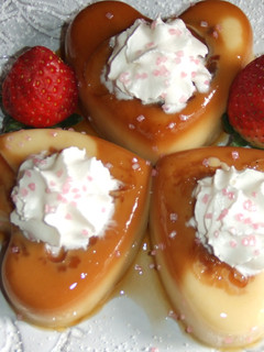 Una foto de Corazones de flan y bizcochos