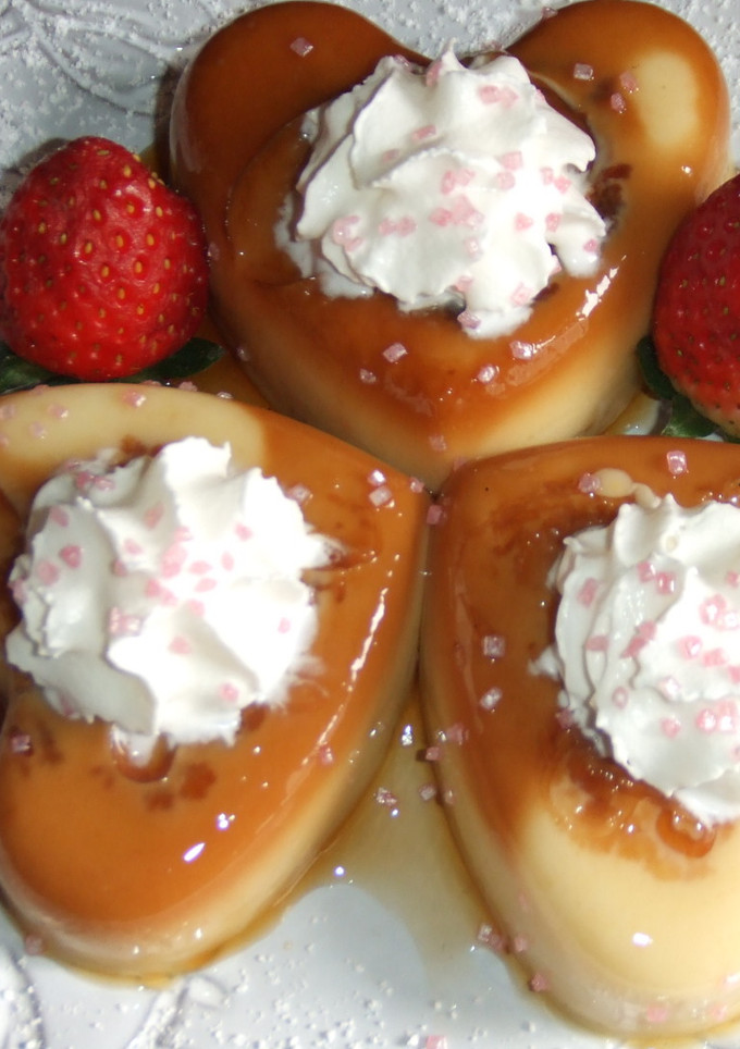 Una foto de Corazones de flan y bizcochos