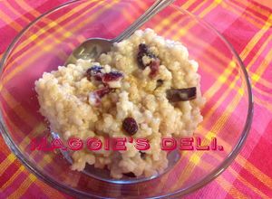 Una foto de Arroz integral con arándanos y leche de almendra