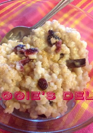 Una foto de Arroz integral con arándanos y leche de almendra
