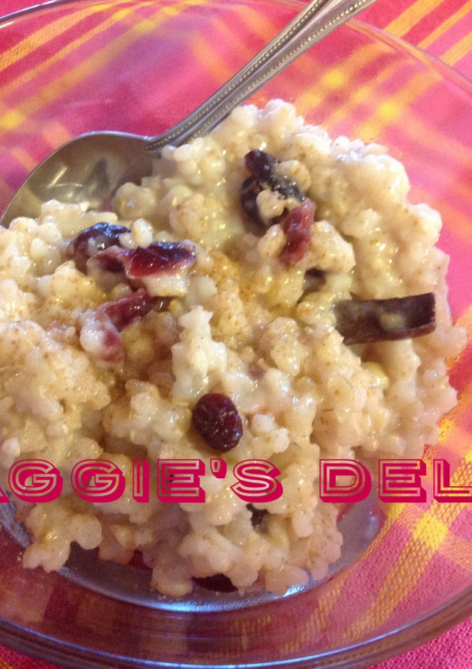 Una foto de Arroz integral con arándanos y leche de almendra
