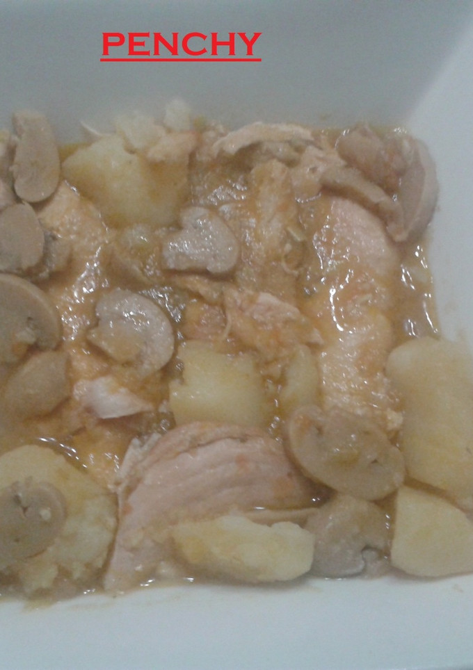 Una foto de Pechugas de pollo en salsa con puerros y champiñones