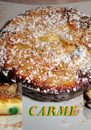 Una foto de Clafoutis de piña y cerezas en almíbar