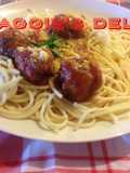 Espaguetis en tomate y albóndigas
