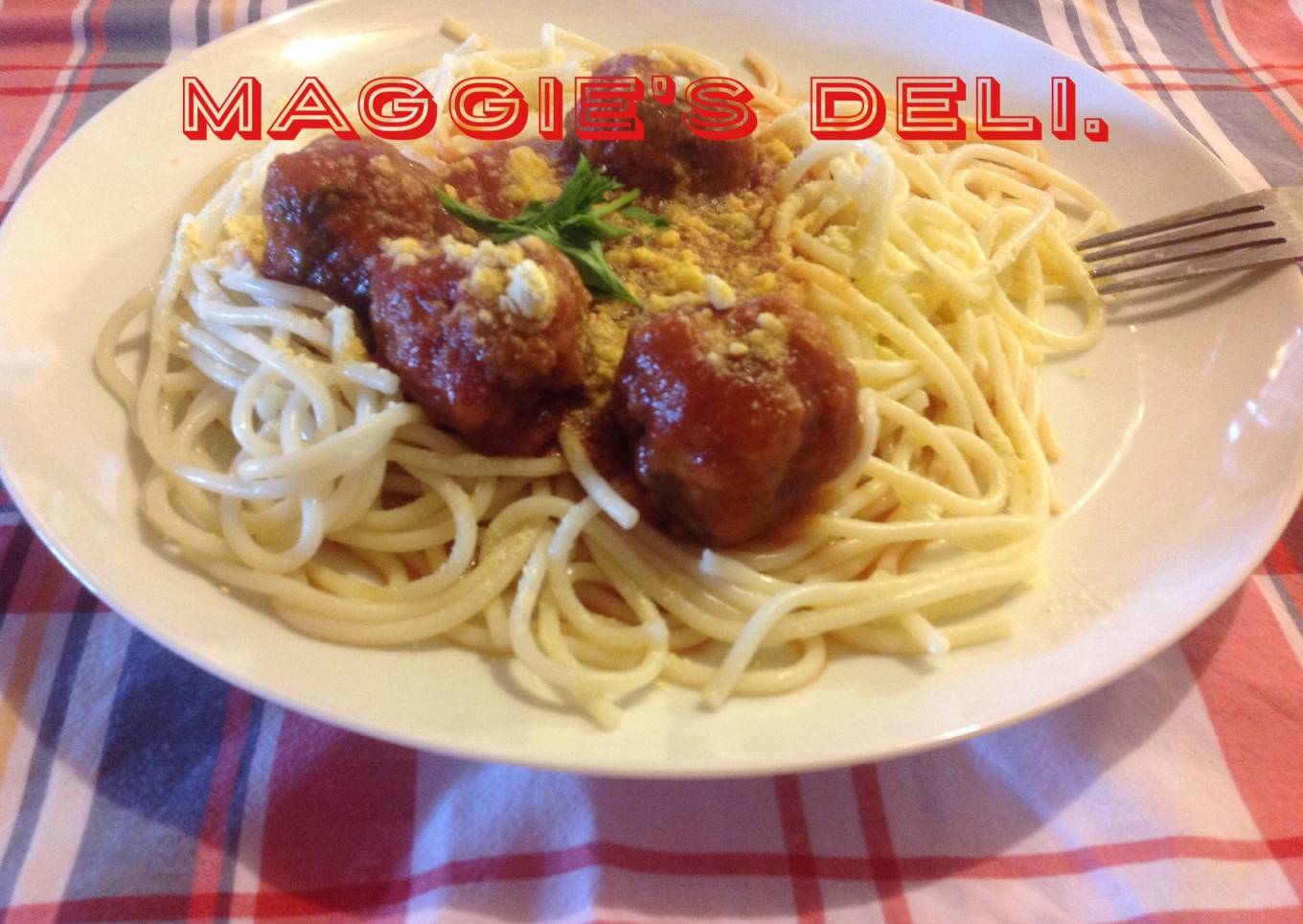 Espaguetis  en tomate y albóndigas