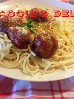 Una foto de Espaguetis en tomate y albóndigas